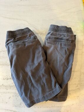 2 Pair of Abercrombie Kids Pull On Above The Knee Shorts in Dark Gray Size 13/14